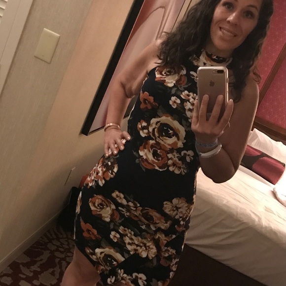 Halter-Neckline Stretch floral body-con dress. - Picture 3 of 3